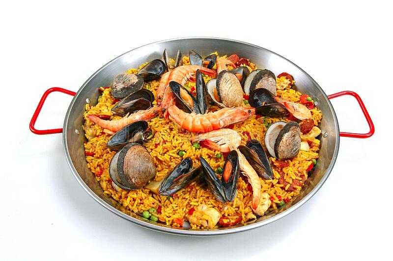 paella-sur-fond-blanc-assiette-de-172380447